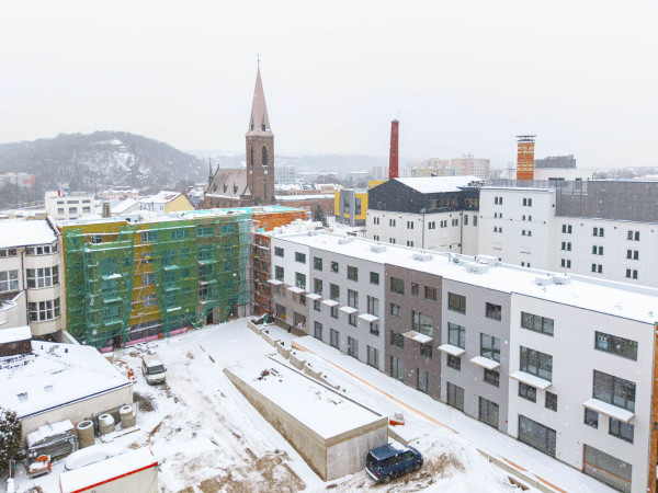 Na stavbě projektu Vaníčkova Dvůr jsou z 50 % dokončeny fasády a na vybraných budovách je již vidět jejich finální vzhled. Projekt se tak postupně pos