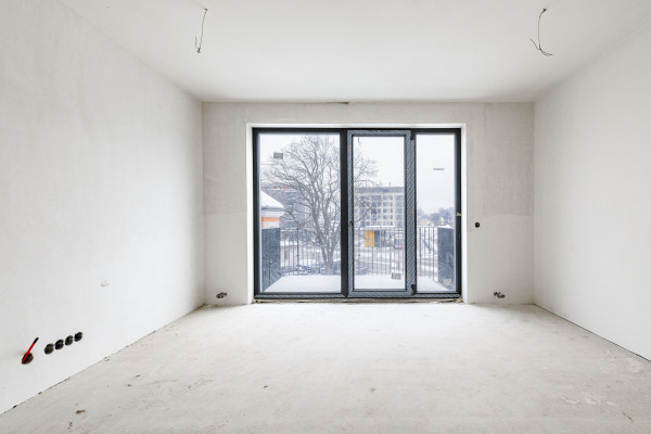 V interiérech jsou již hotové stěny a hrubé podlahy, osazeny radiátory a v koupelnách probíhá dokončování obkladů a dlažeb. Byty postupně získávají sv