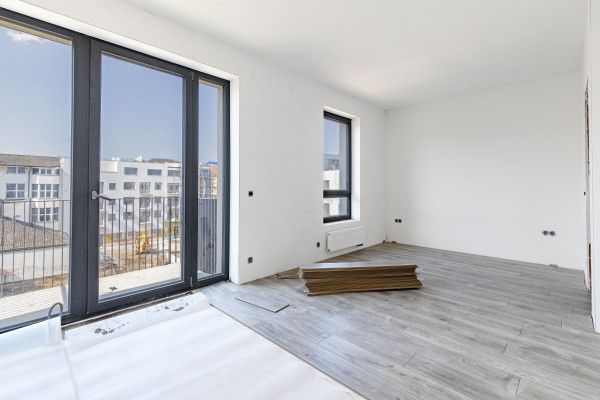 V interiérech probíhá pokládka finálních podlah a dokončování obkladů a dlažeb v koupelnách.