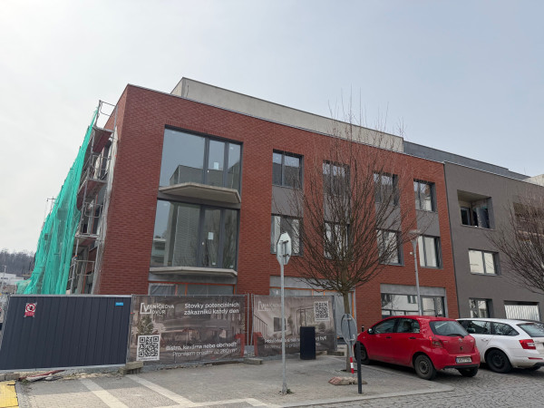 Fasády vstupují do finální fáze a budovy již ukazují svou skutečnou podobu.